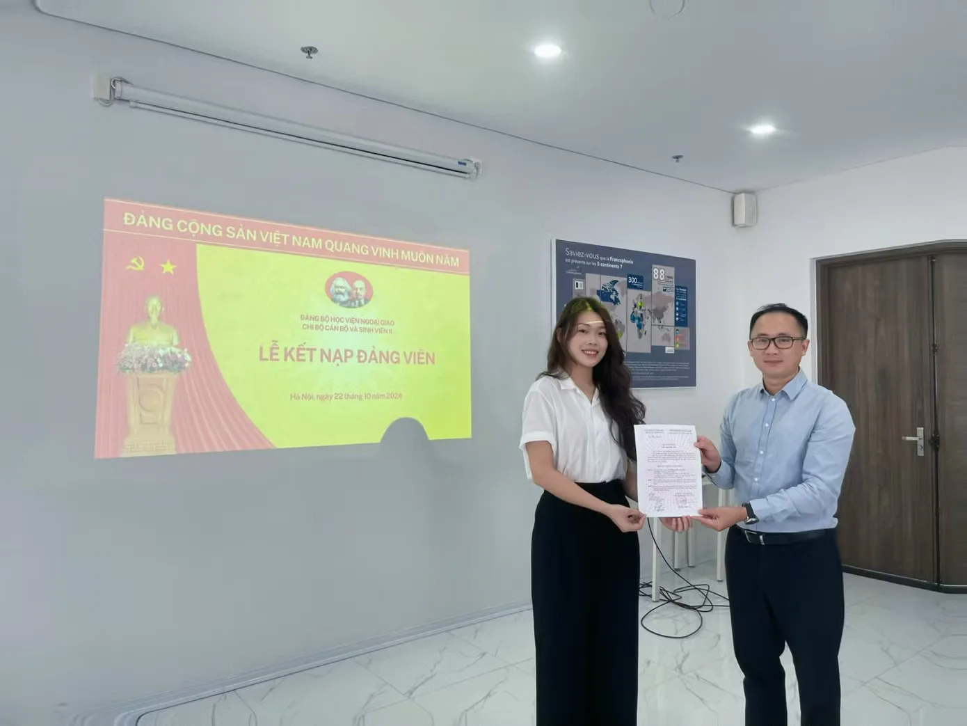 Phương Anh được kết nạp Đảng tại Chi bộ Cán bộ và Sinh viên II (Khoa Truyền thông và Văn hóa đối ngoại).
