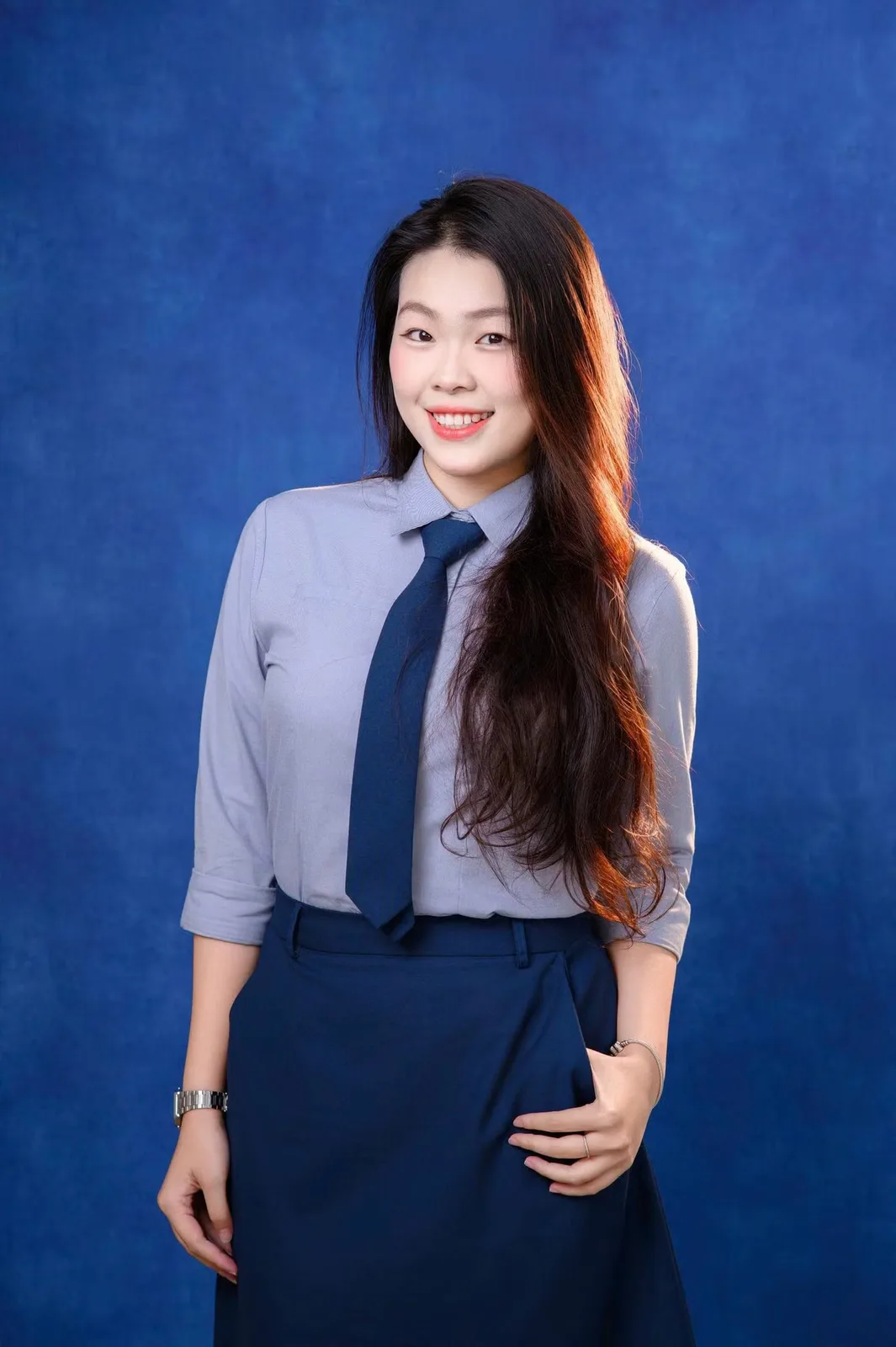 Phương Anh trong màu áo đồng phục Học viện Ngoại giao.